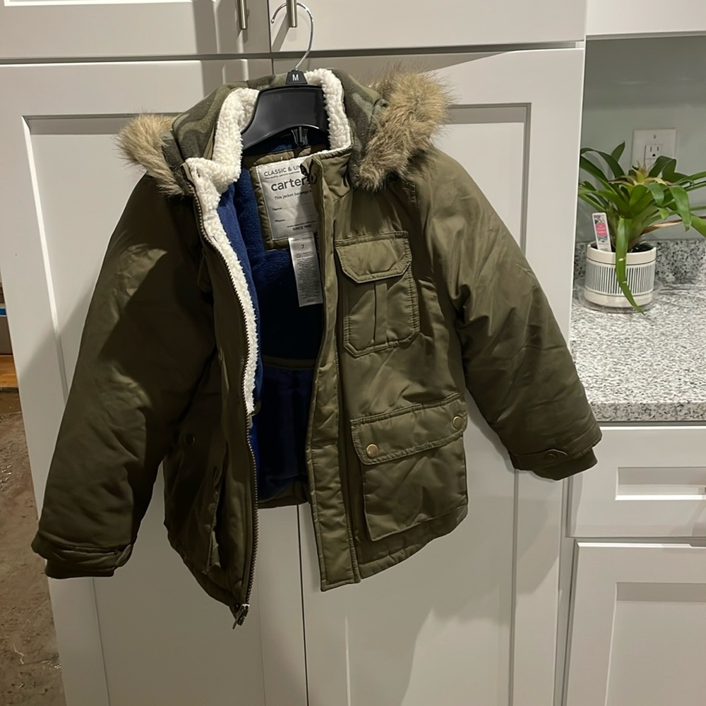 Boys NWOT winter parka jacket! Carters size 7, perfect condition. ⭐️